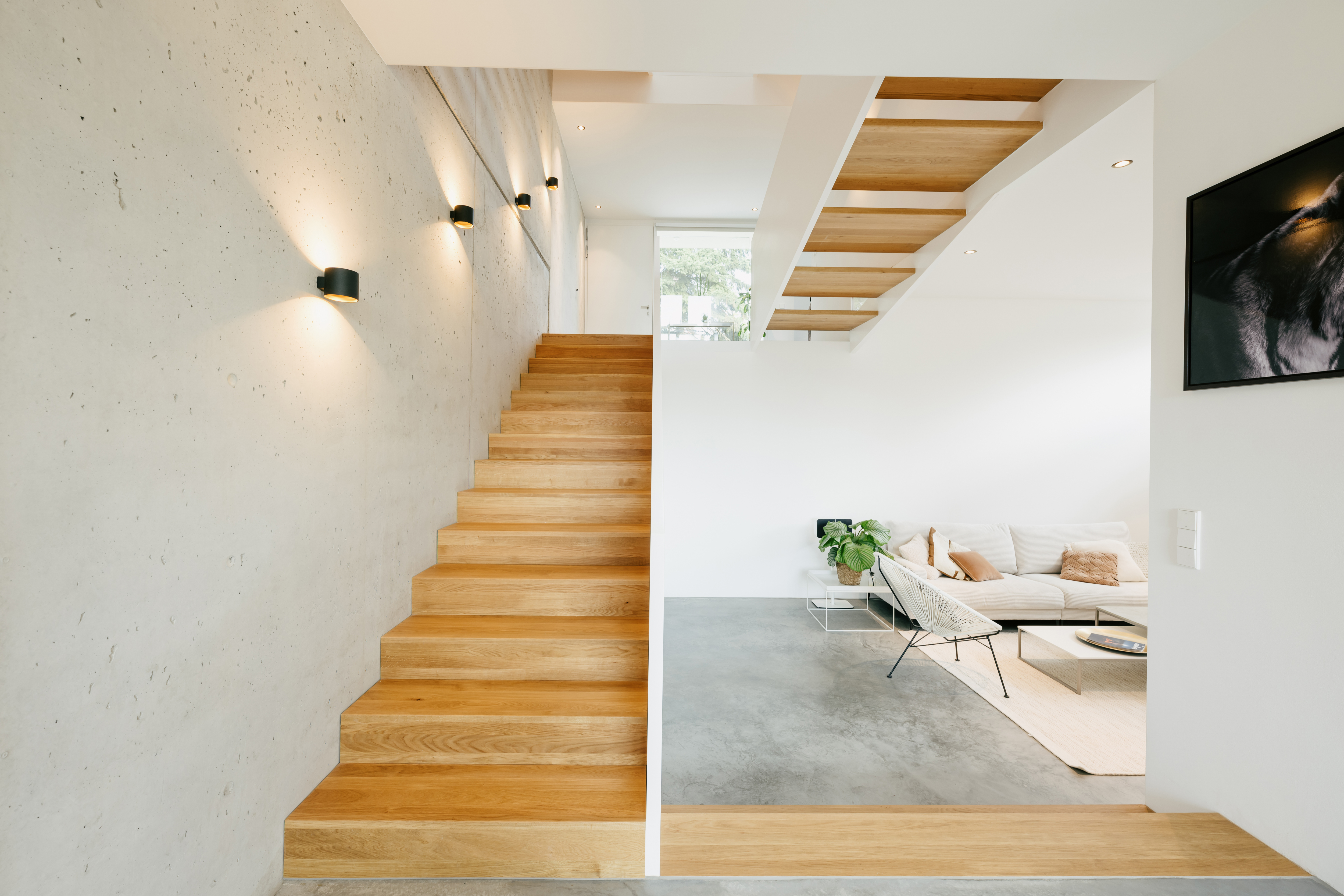 Eine Split-Level-Treppe als zentrales Architekturelement in einem modernem Haus