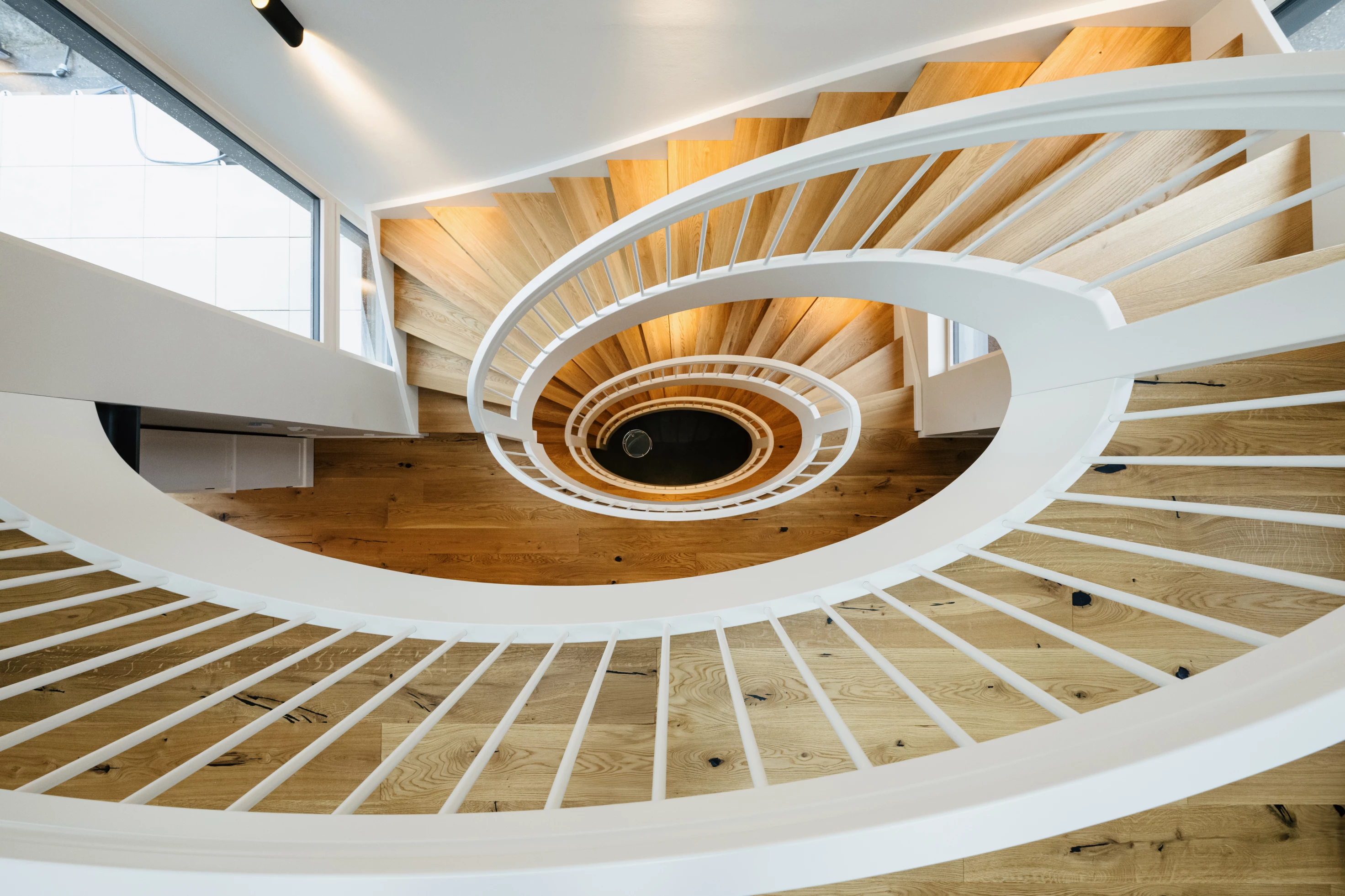 Exklusive Wendeltreppe aus Holz in einer repräsentativen Villa in Stuttgart