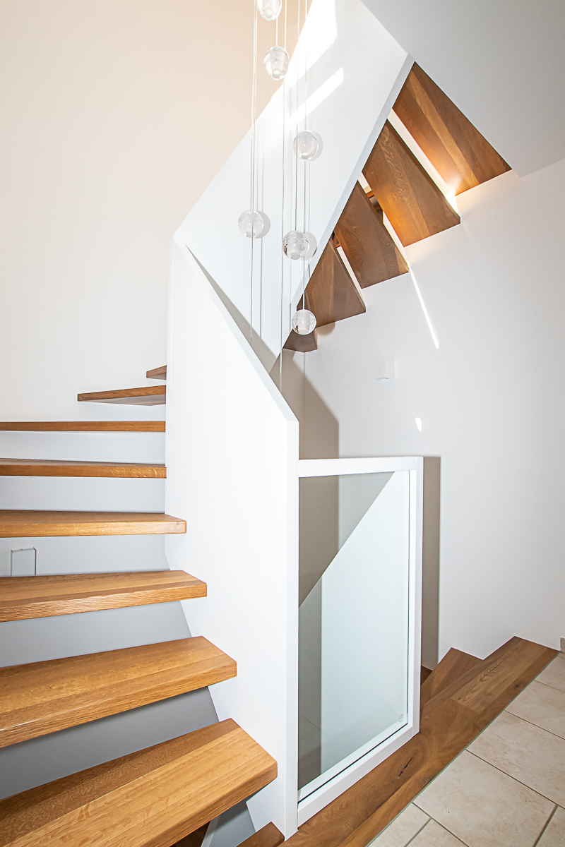 Harmonische Kombination aus Holzstruktur und hell lackierter Wange für eine elegante Treppenoptik