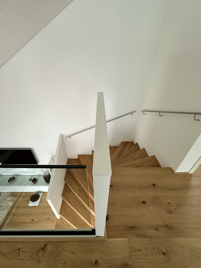 Minimalistisches Geländer aus Glas in einer offenen Galerie für ein elegantes Design