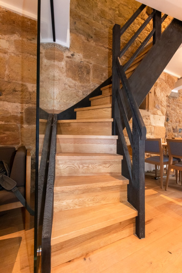 Treppe mit verkohltem Holzgeländer und Treppenwangen in traditioneller Shou-Sugi-Ban-Technik